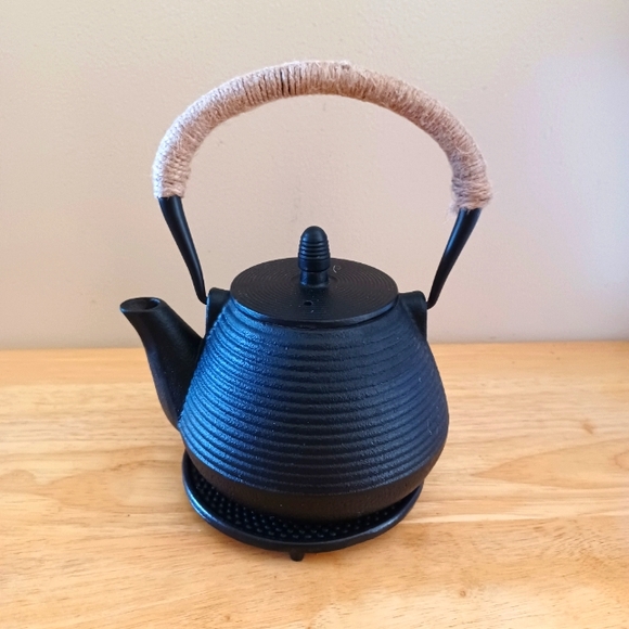 Cast Iron Japanese Tetsubin Stovetop Teapot with Trivet & Infuser - Picture 7 of 9